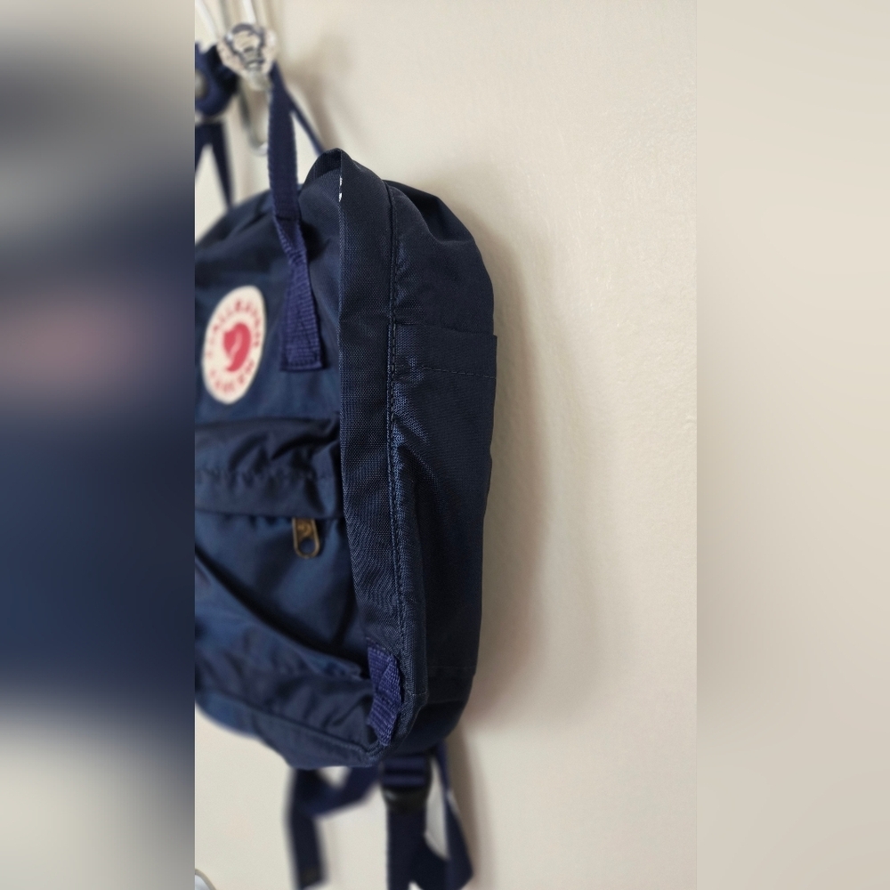 Kånken Navy Backpack NWOT - Picture 2 of 6
